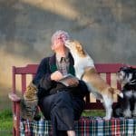 Vieil homme avec les animaux de compagnie