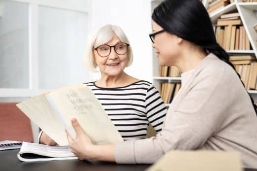 femme aide senior a apprendre le chinois