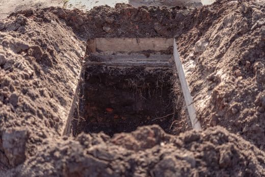 Fosse tombale fraîchement creusée au cimetière