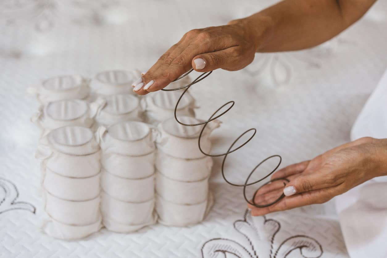 Ressort de matelas dans les mains d’une femme