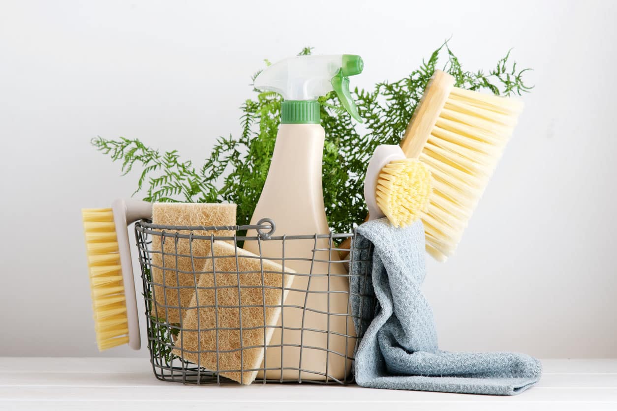 Brosses écologiques, éponges et chiffon dans le panier de nettoyage