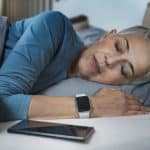 Femme senior dormir dans son lit