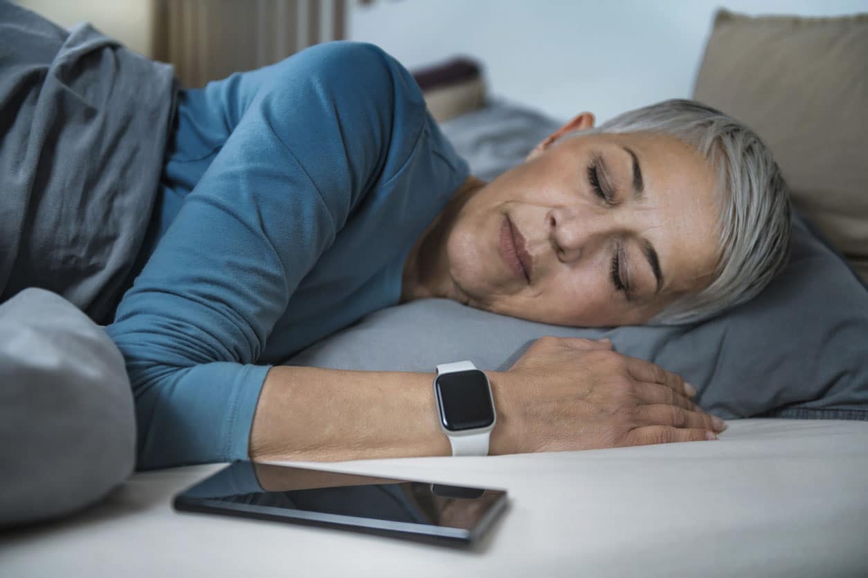  Femme senior dormir dans son lit