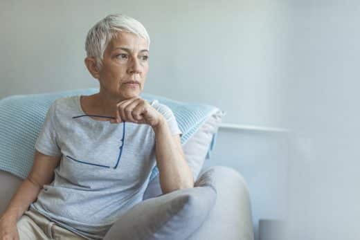 femme pensive et inqueiete pour sa retraite