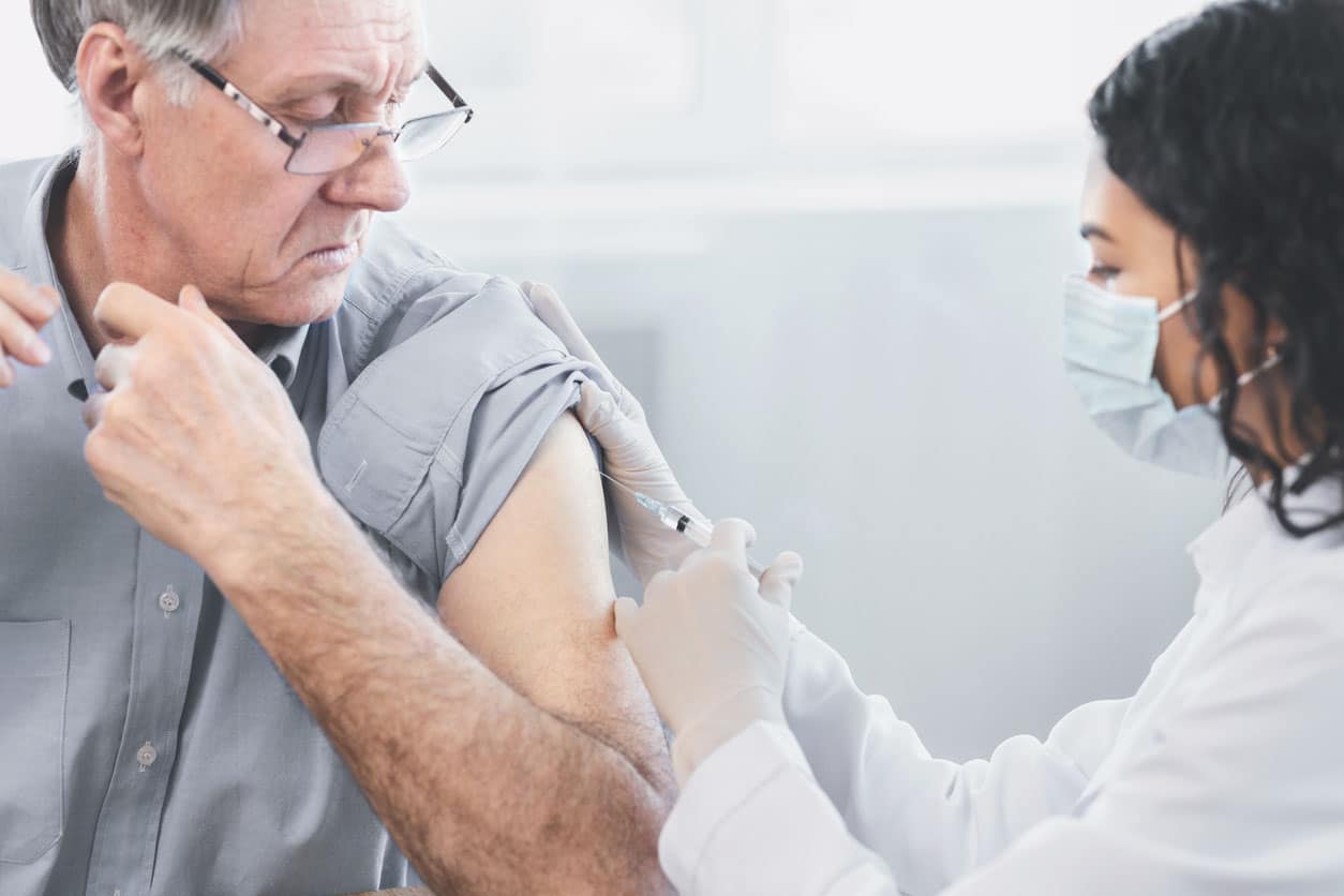 senior se faisant vacciner contre la grippe