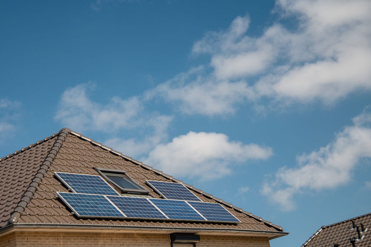 Maisons nouvellement construits aux Pays-Bas avec des panneaux solaires attachés sur le toit