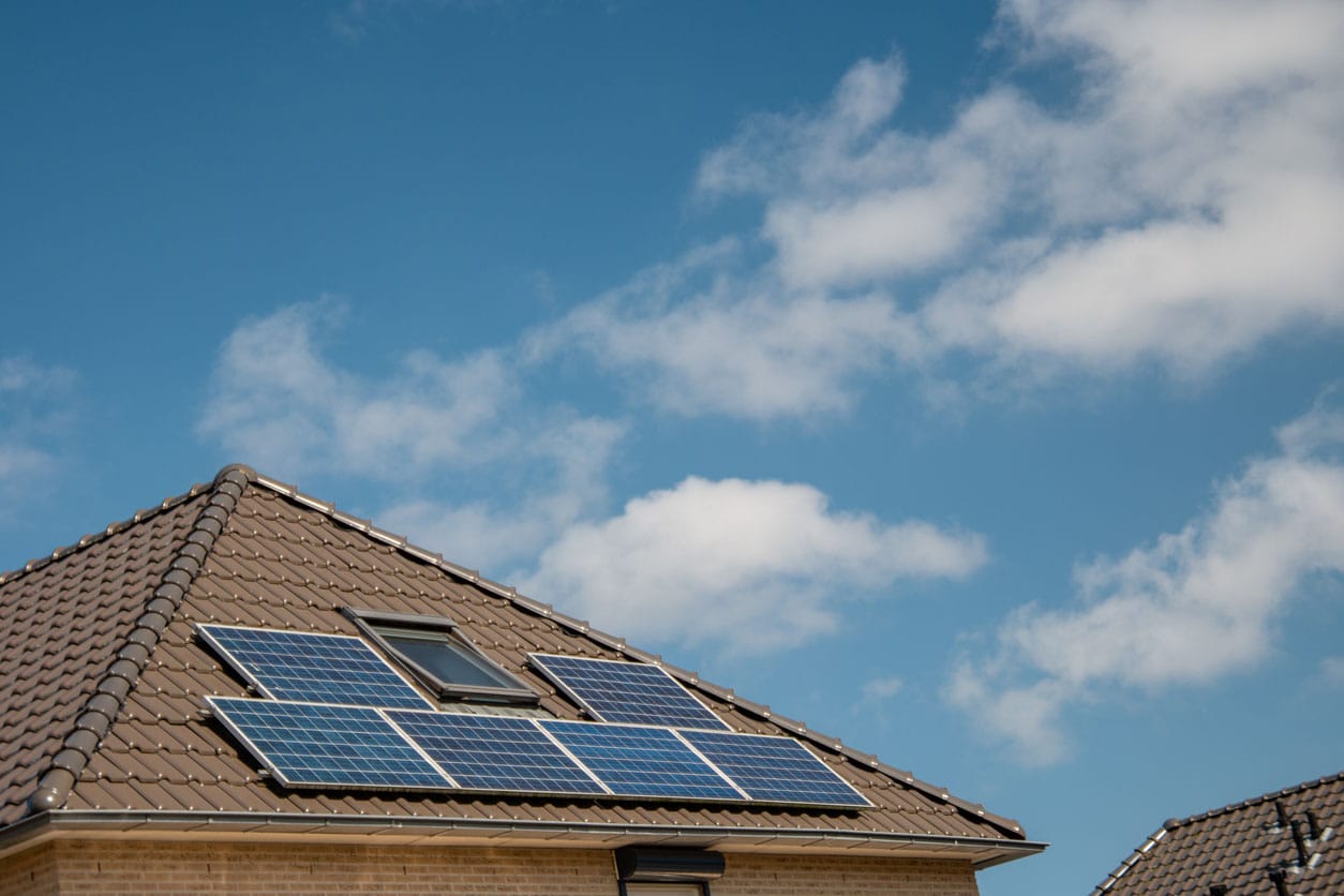 Maisons nouvellement construits aux Pays-Bas avec des panneaux solaires attachés sur le toit 