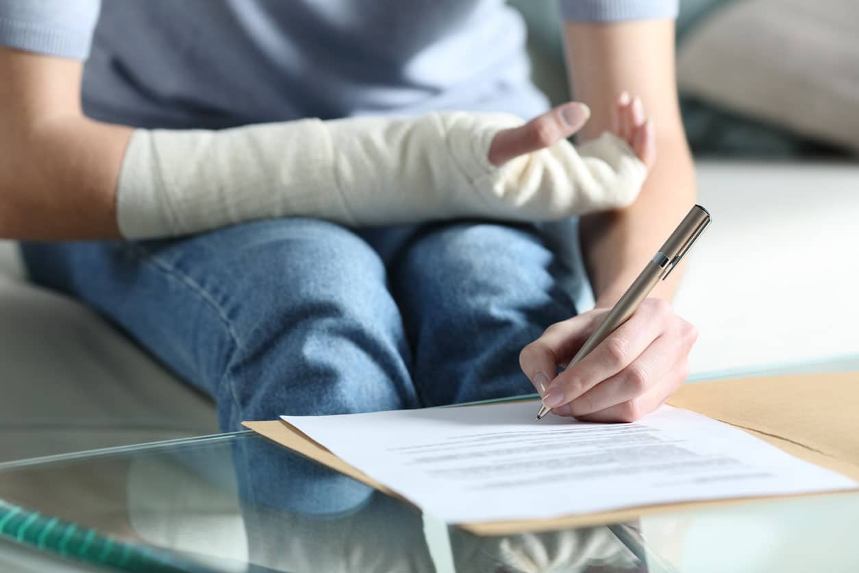 Femme handicapé avec le document bandé de signature de bras