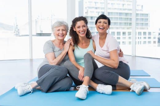 femmes qui rient dans un cours de yoga