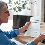 femme senior calculant sa retraite