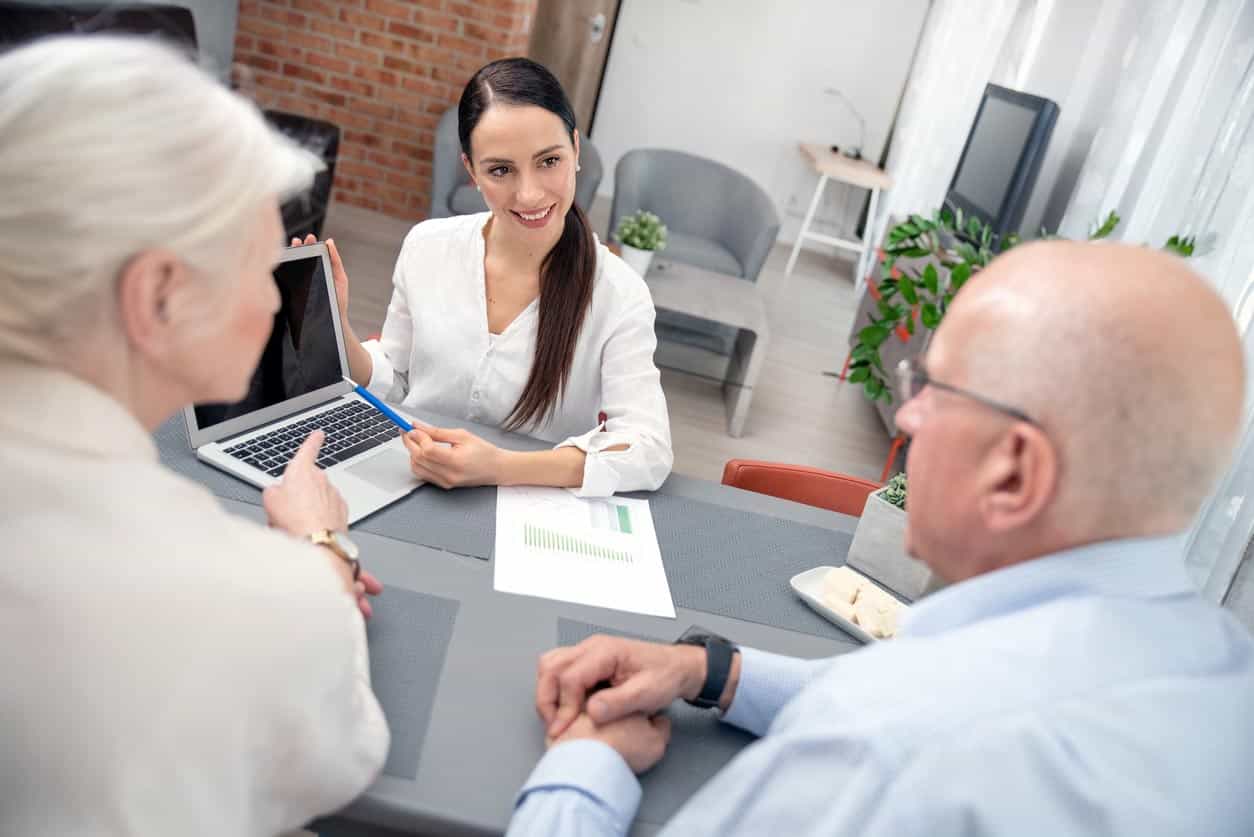 Couples aînés planifiant leurs investissements