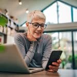 femme d'affaires aînée utilisant le téléphone intelligent