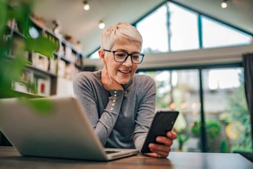 femme d'affaires aînée utilisant le téléphone intelligent