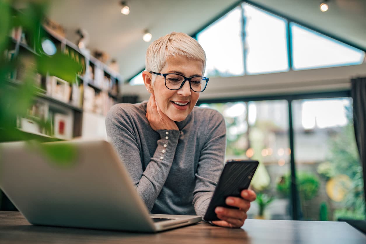 femme d'affaires aînée utilisant le téléphone intelligent