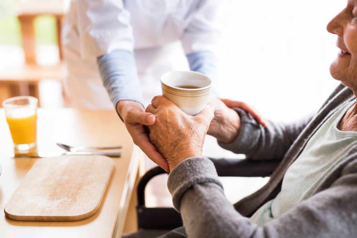 Les auxiliaires de vie s'occupent de la préparation du repas des seniors