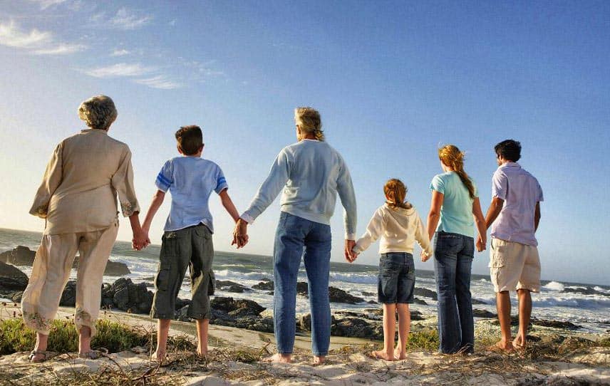 Famille Sur La Plage Grand Pere Petits Enfant