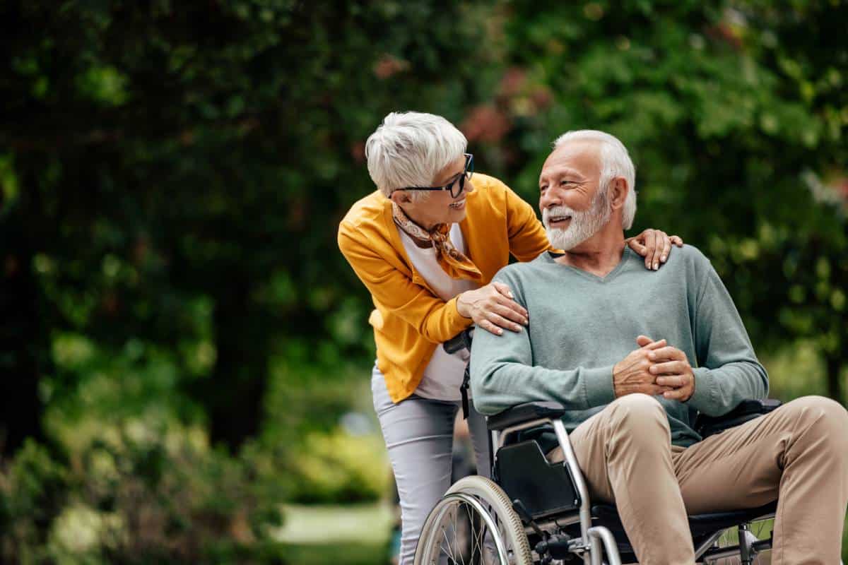 couple agé homme en Fauteuils Roulants