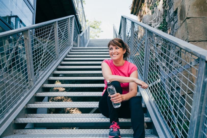 Femme Mure Fait Du Sport En Souriant