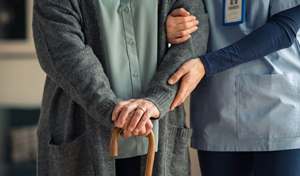 Femme En Ehpad Avec Une Canne