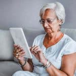 Femmes Carte Bancaire Tablette Arnaque