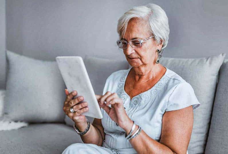 Femmes Carte Bancaire Tablette Arnaque