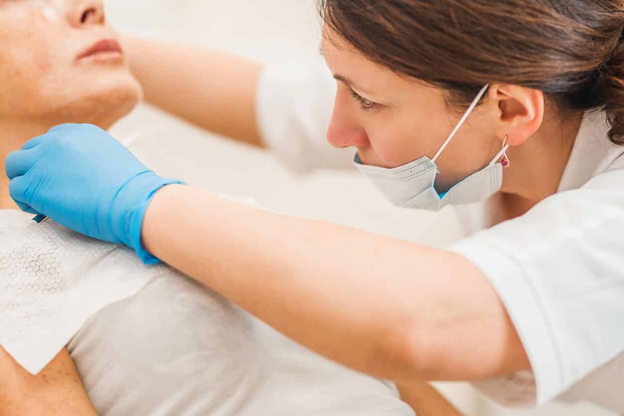 Docteur en chirurgie plastique au centre de la médecine esthétique