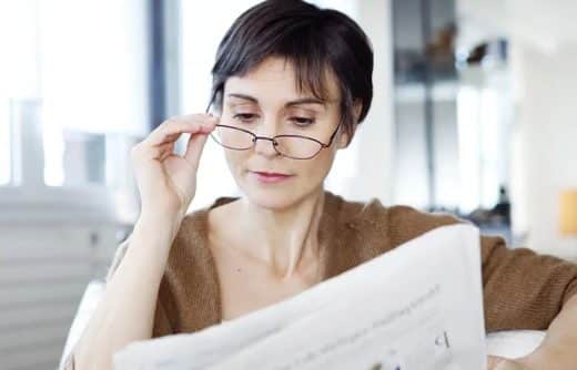 Presbytie Femme Devant Son Journal