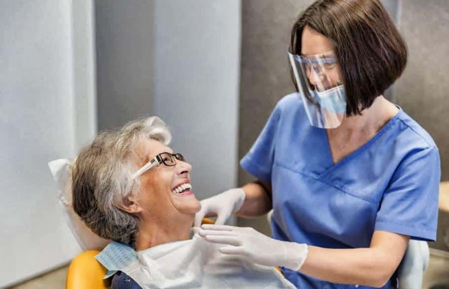 Femme Senior Avec Dentiste Pour Un Implant Dentaire