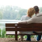 Homme Consolant Femme Sur Un Banc