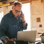 Senior Devant Un Ordinateur