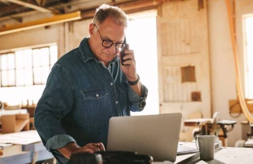 Senior Devant Un Ordinateur