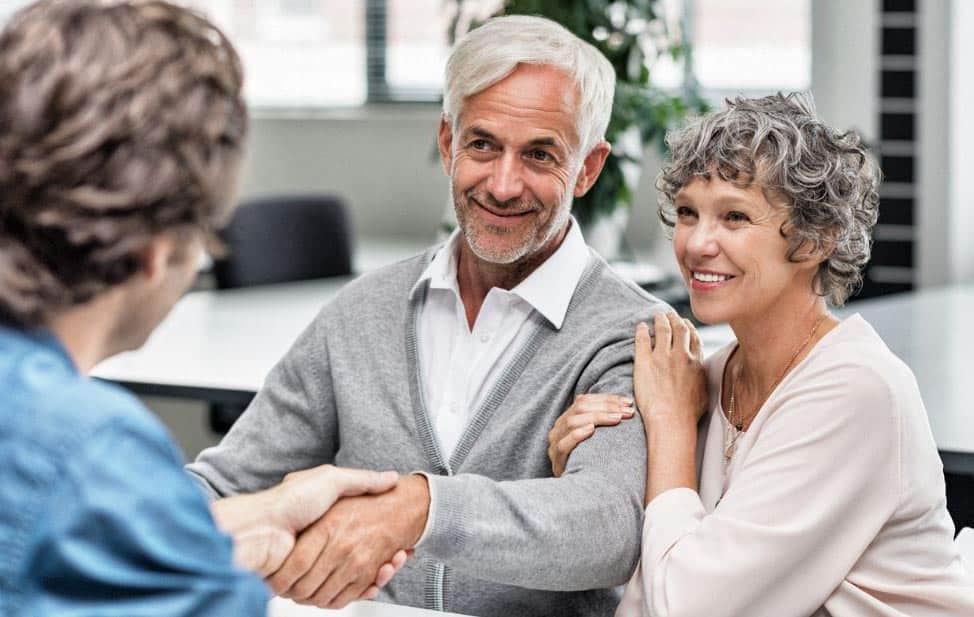 Couple Senior Devant Un Courtier Pour Souscrire Une Mutuelle Senior