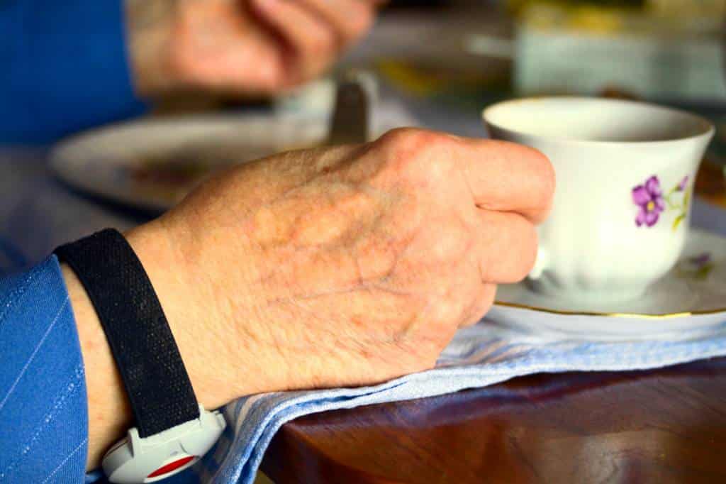bracelet détecteur de chute senior, bracelet d'alerte de chute