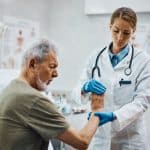 Patient âgé Ayant Un Examen Médical Pour Le Rhumatisme Des Mains