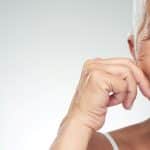 Femmes Senior Qui Tire Sur Sa Joue Rides