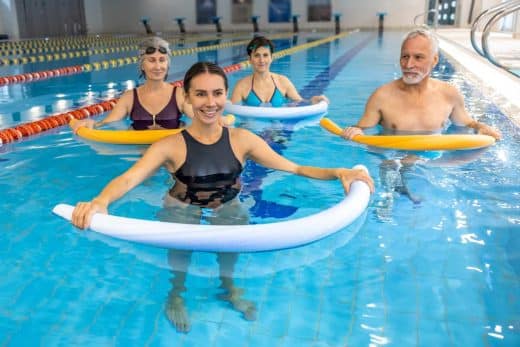 Personne Agee Faisant De L Aquagym