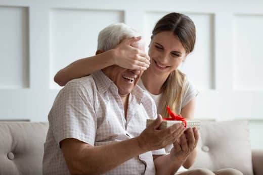 Homme 80 Ans Recoit Cadeau De Sa Fille