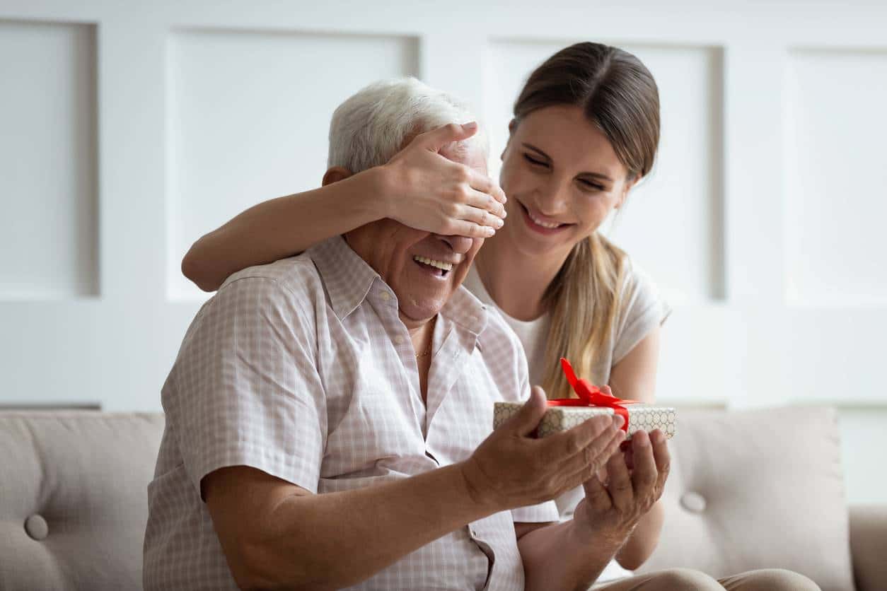 Homme 80 Ans Recoit Cadeau De Sa Fille