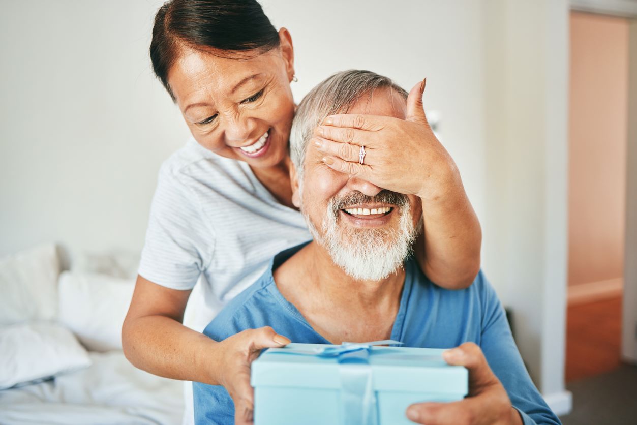 FEMME OFFRE UN CADEAU A SON MARI de 70 ans