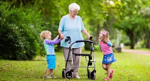 Deambulateur Rollator Veille Dame Dans Un Parc Avec Ses Petites Filles(1)